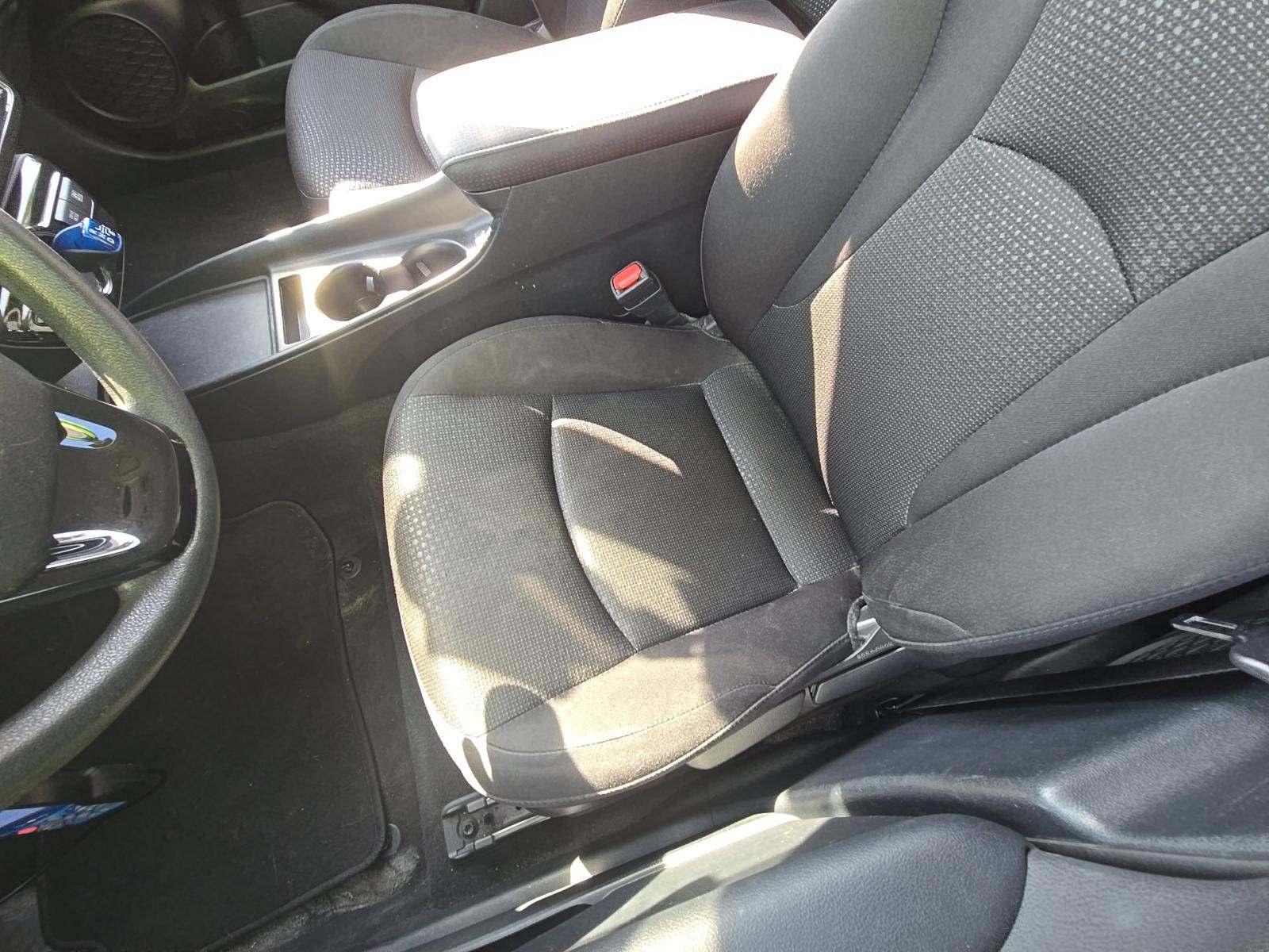 2022 Toyota Prius LE FWD