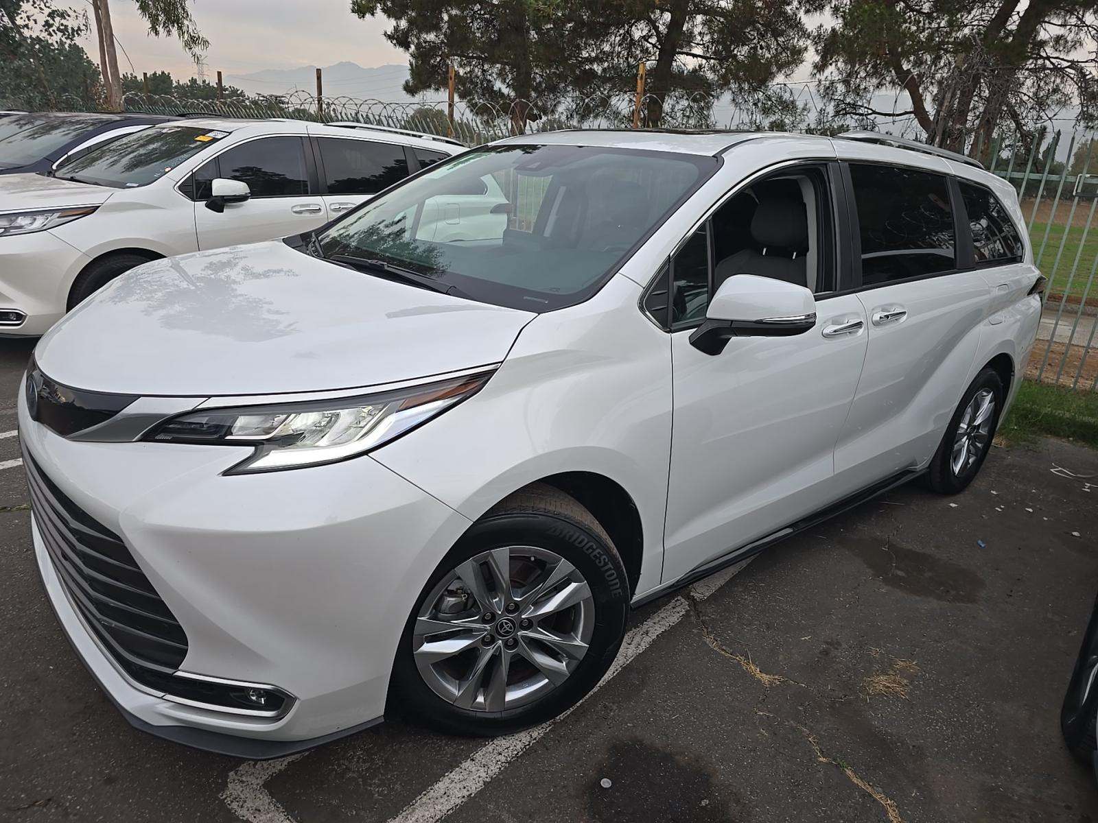 2023 Toyota Sienna Limited FWD