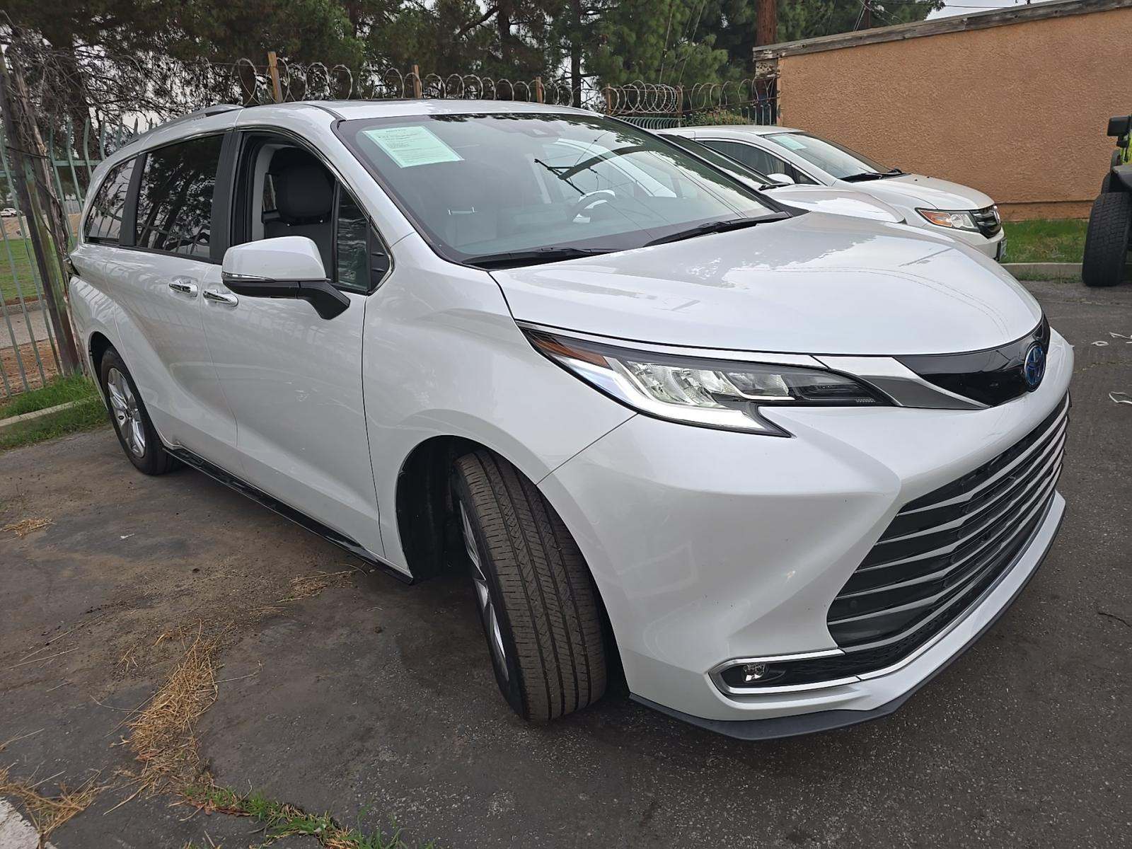 2023 Toyota Sienna Limited FWD