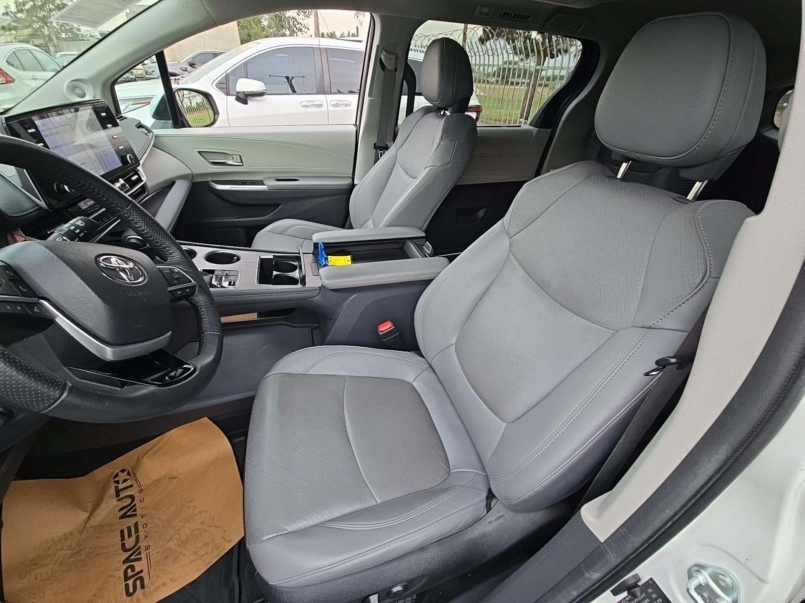 2023 Toyota Sienna Limited FWD