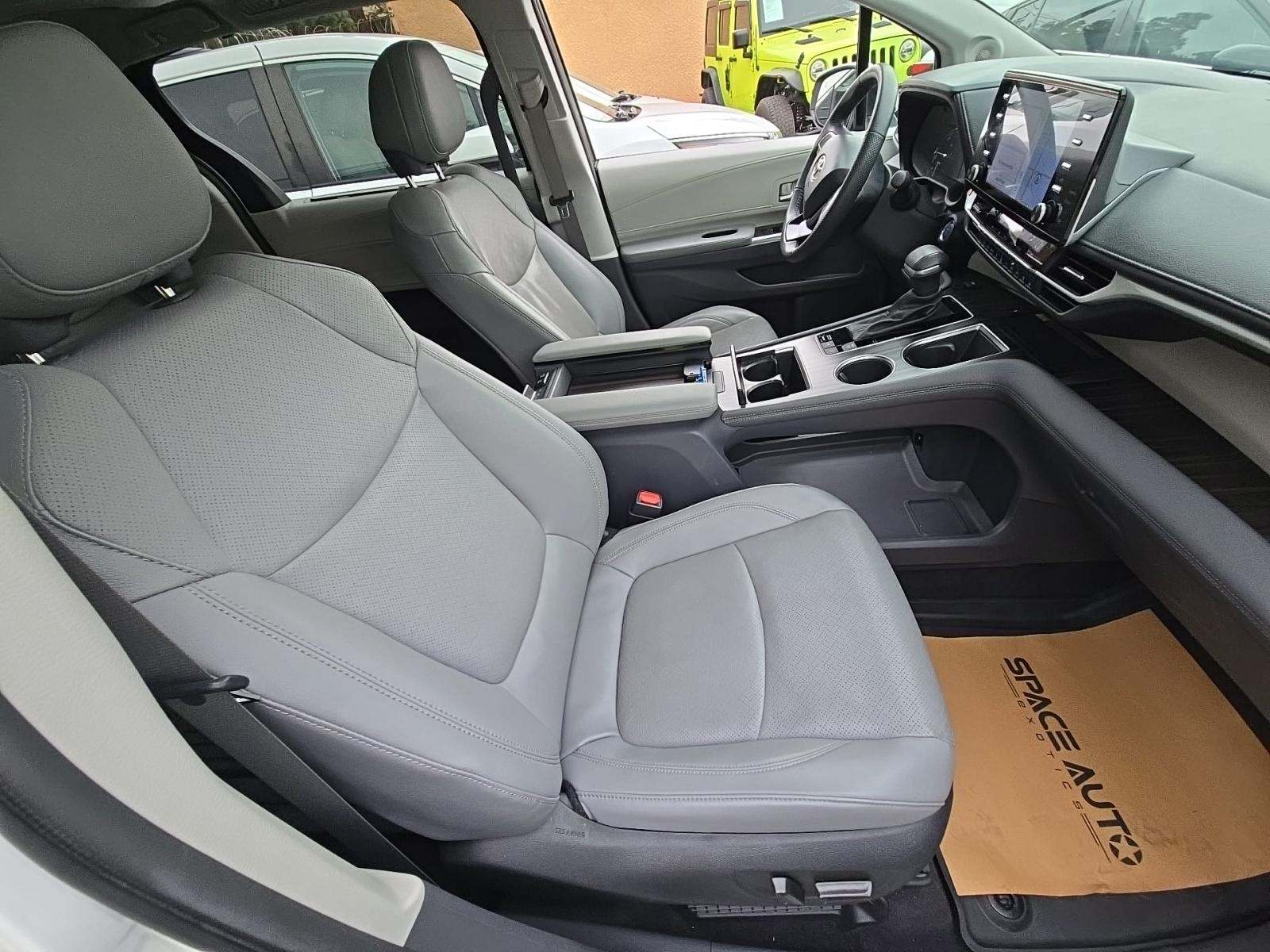 2023 Toyota Sienna Limited FWD