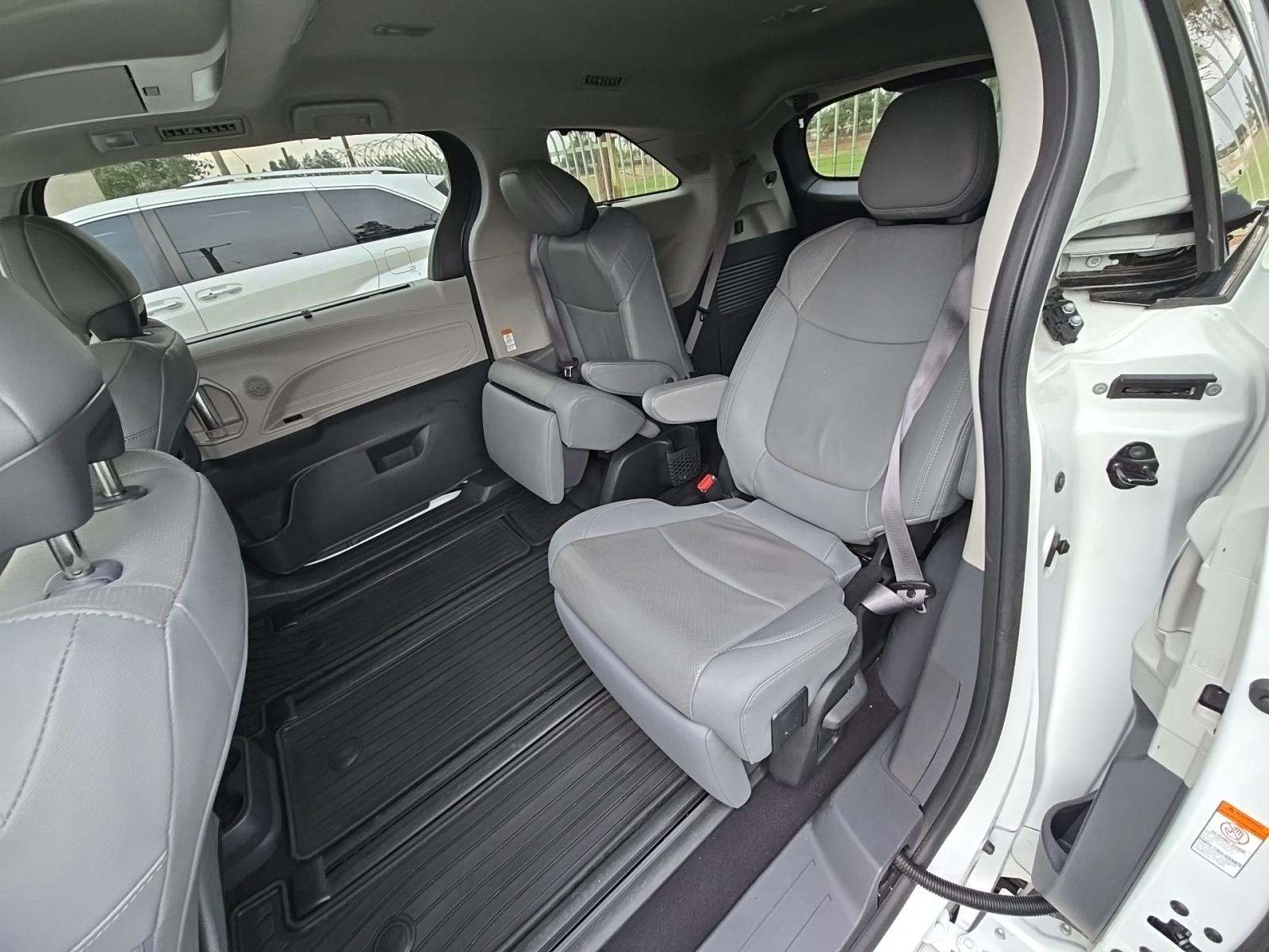 2023 Toyota Sienna Limited FWD