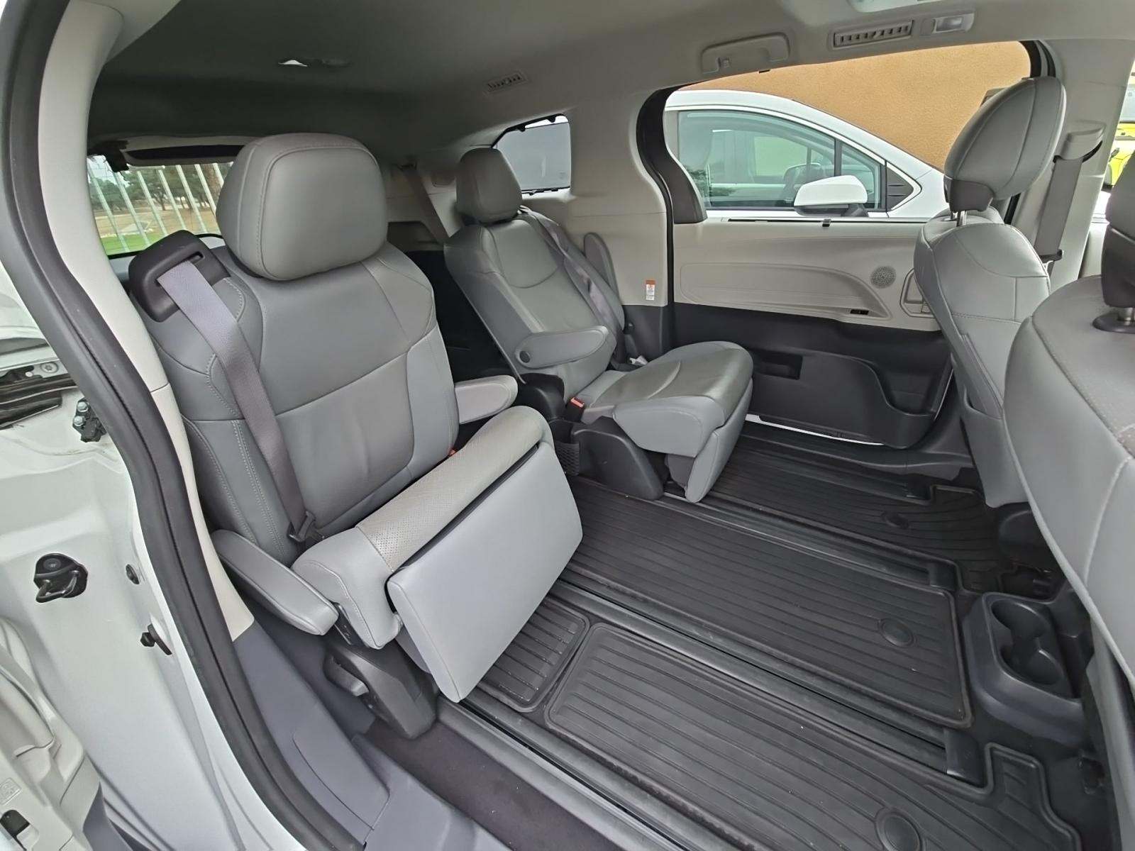 2023 Toyota Sienna Limited FWD