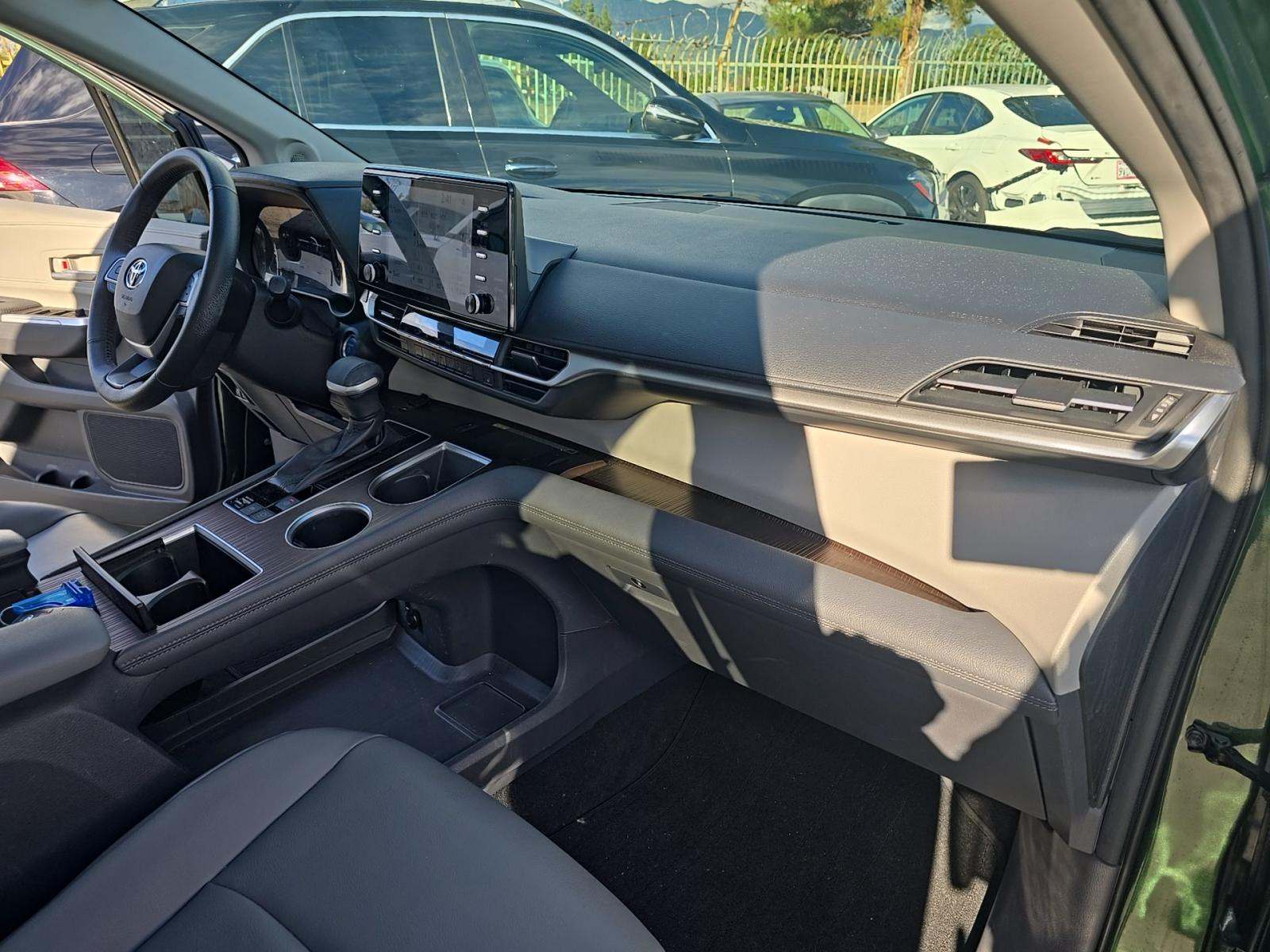 2022 Toyota Sienna XLE FWD