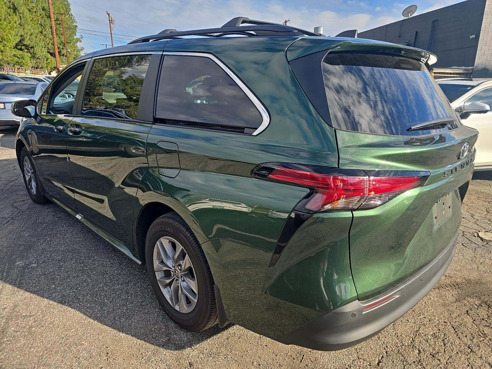 2022 Toyota Sienna XLE FWD