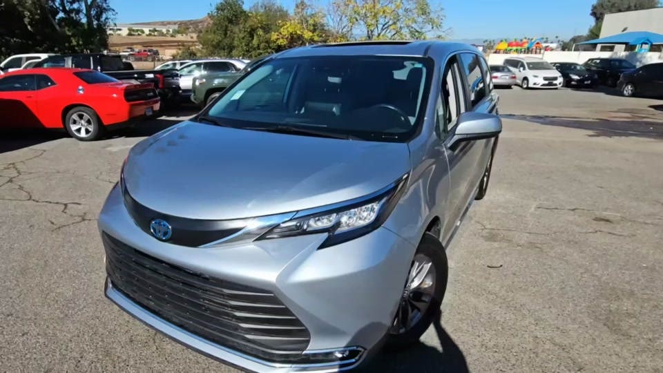2022 Toyota Sienna XLE 8-Passenger 120.5