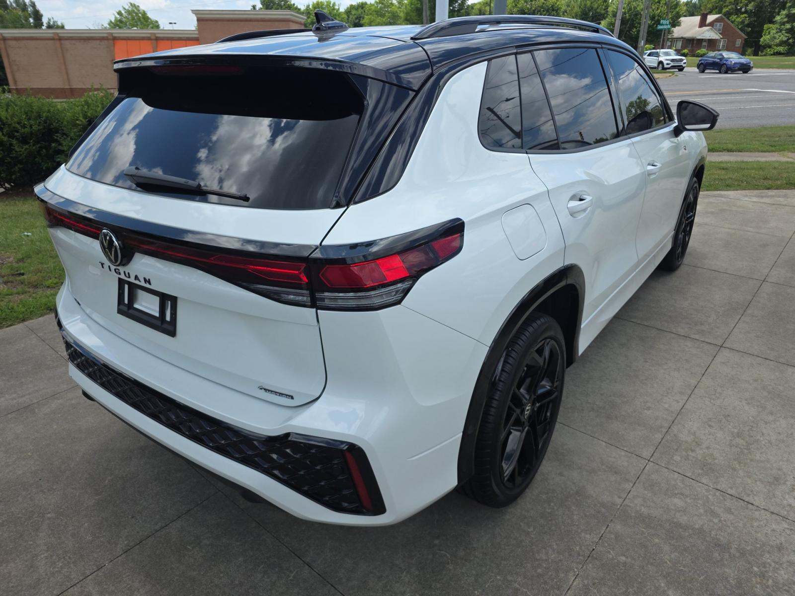 2025 Volkswagen Tiguan 2.0T SE R-Line Black AWD