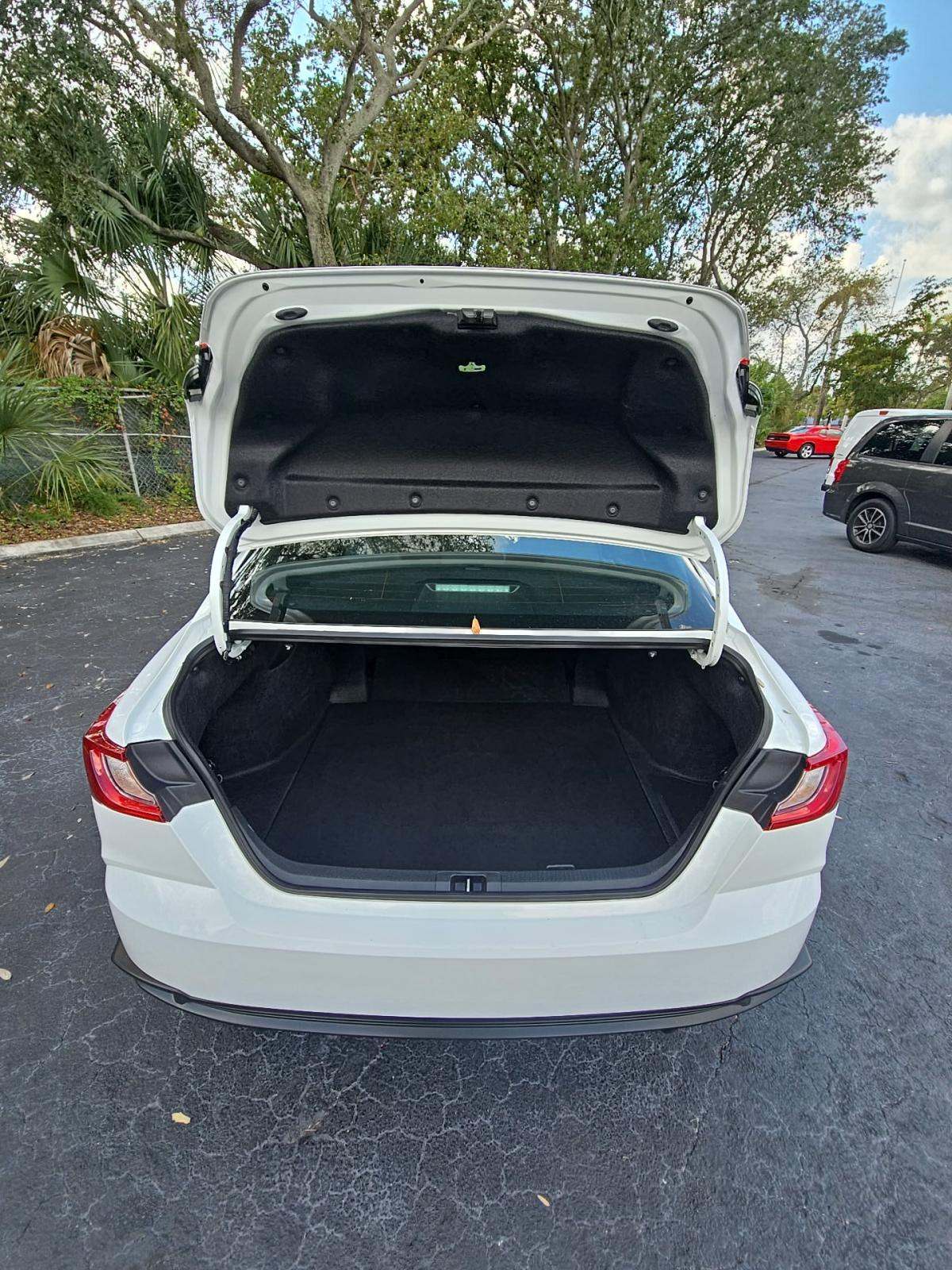 2025 Toyota Camry SE FWD