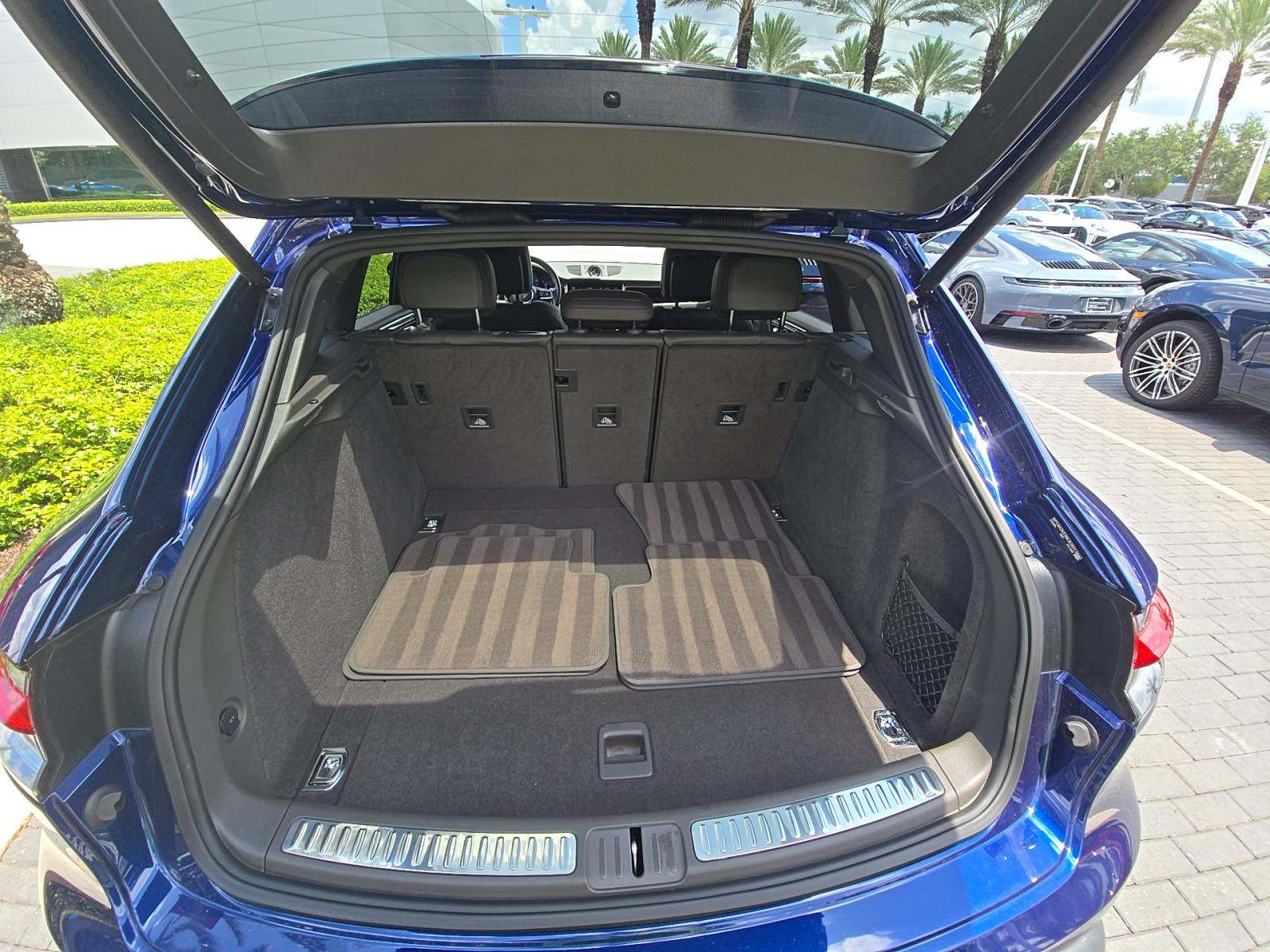 2022 Porsche Macan Base AWD