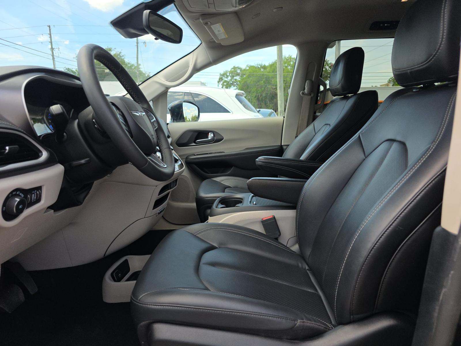 2024 Chrysler Pacifica Hybrid Select FWD