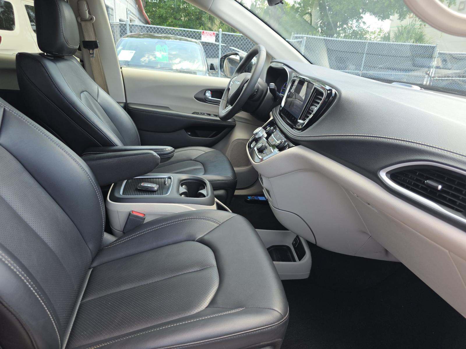 2024 Chrysler Pacifica Hybrid Select FWD