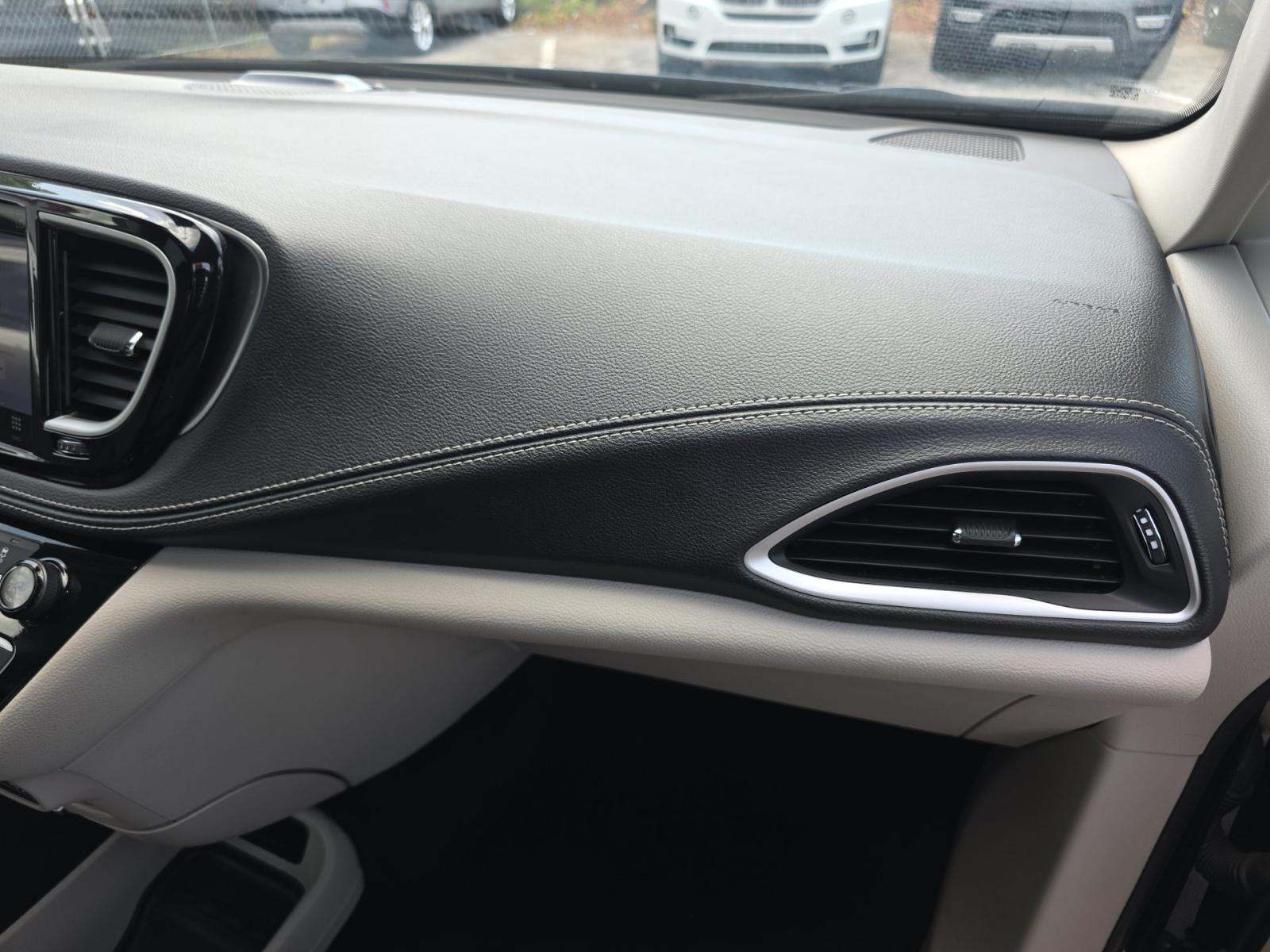 2024 Chrysler Pacifica Hybrid Select FWD