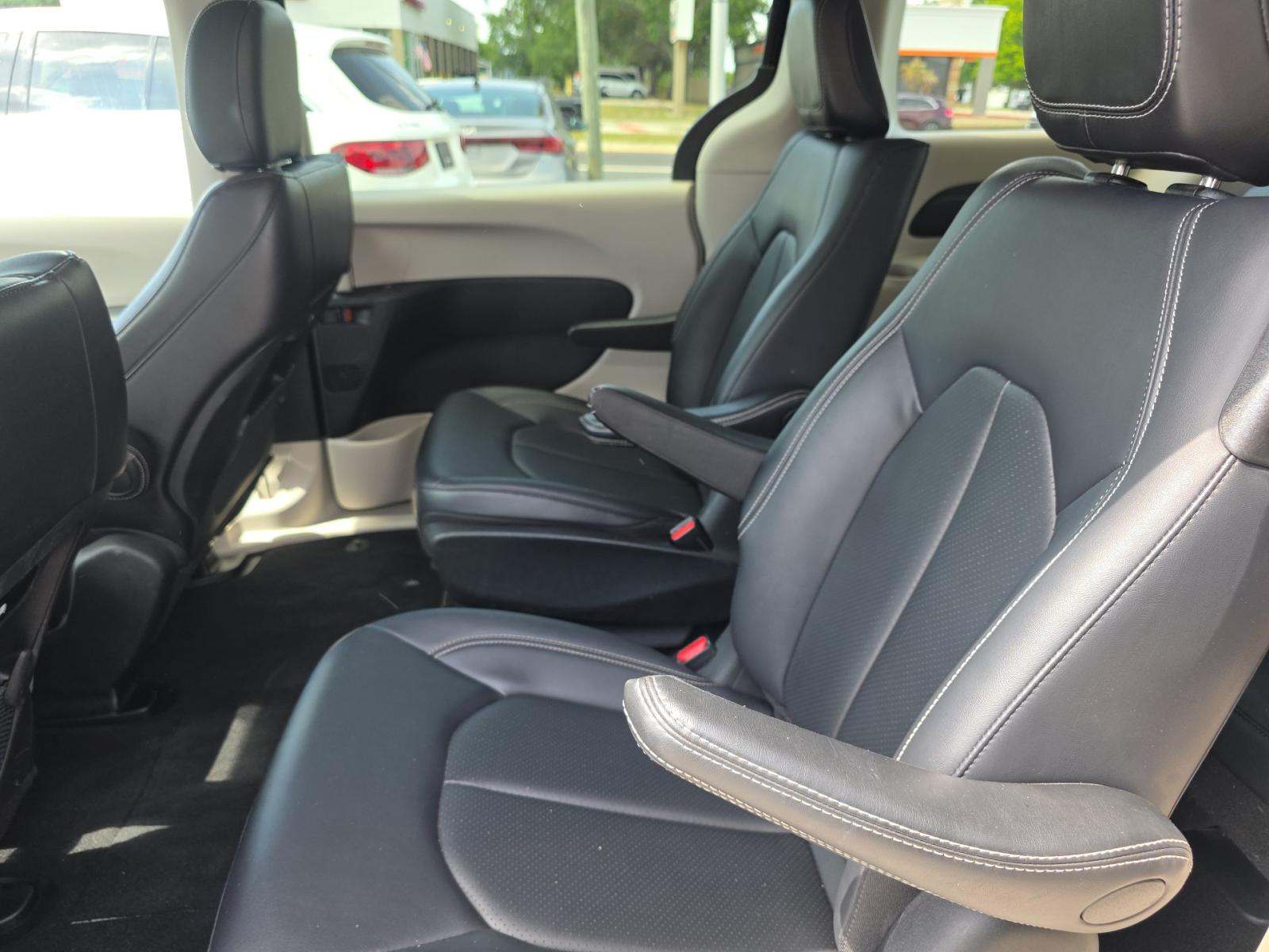 2024 Chrysler Pacifica Hybrid Select FWD