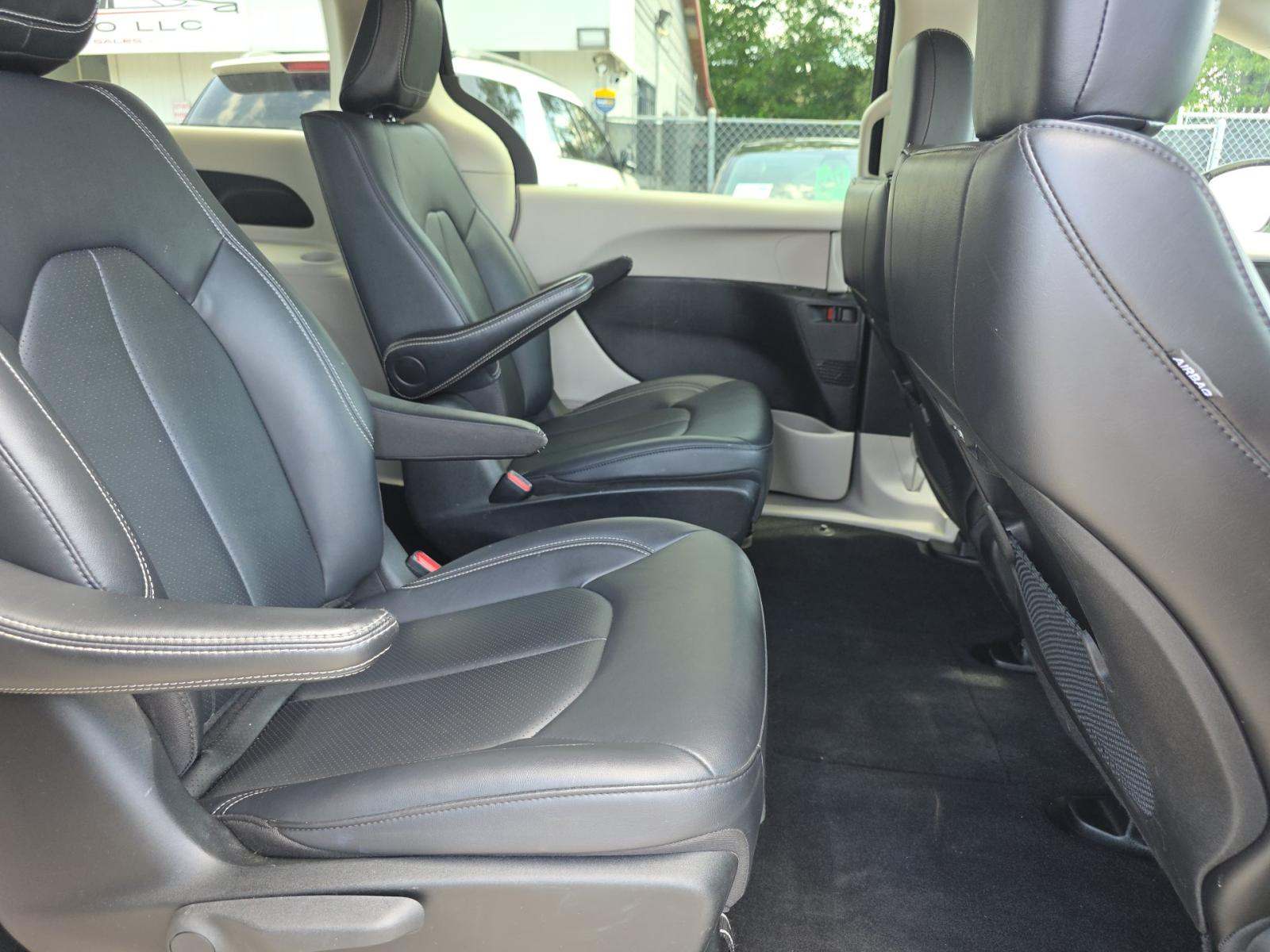 2024 Chrysler Pacifica Hybrid Select FWD