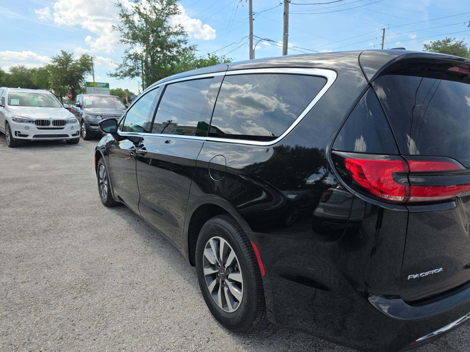 2024 Chrysler Pacifica Hybrid Select FWD