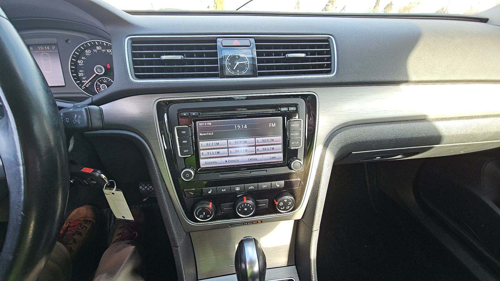 2014 Volkswagen Passat SE FWD