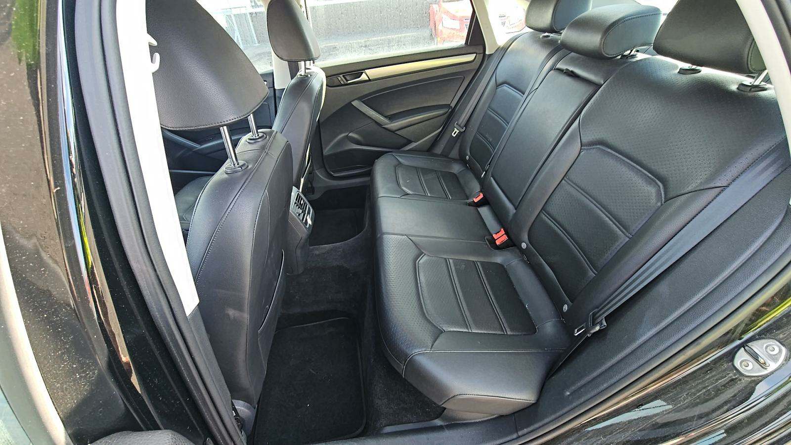 2014 Volkswagen Passat SE FWD