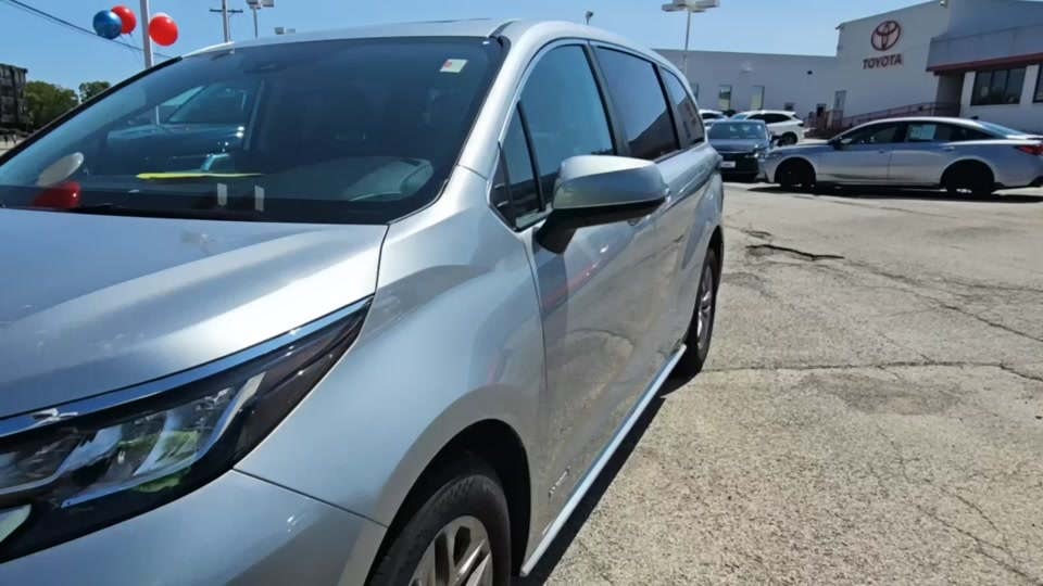 2021 Toyota Sienna XLE 7-Passenger 120.5