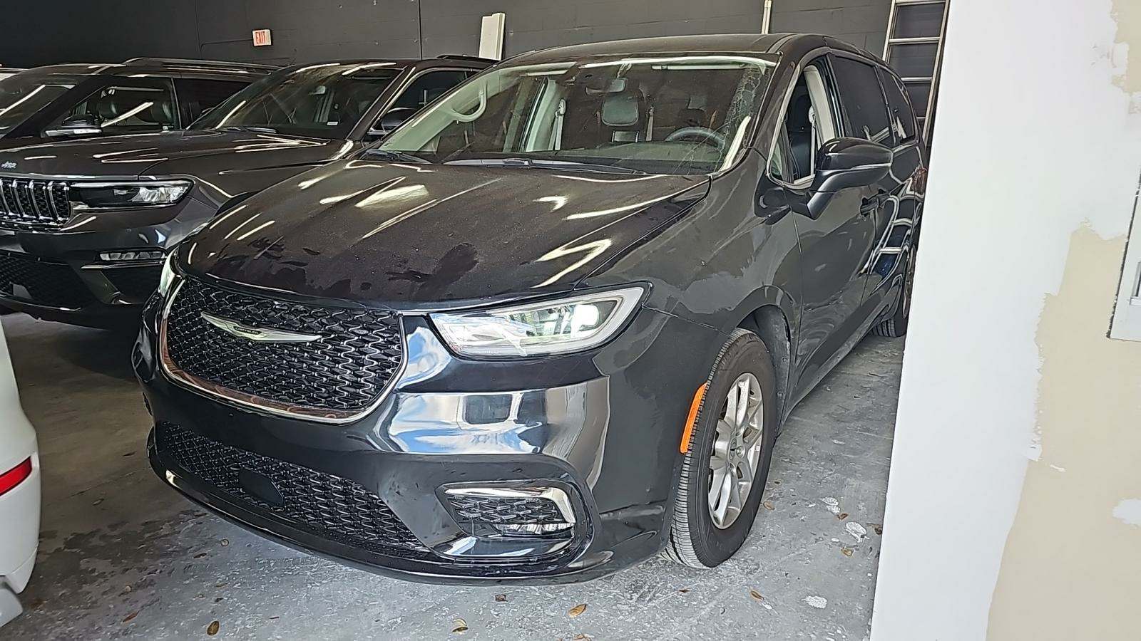 2023 Chrysler Pacifica Touring L 121.6