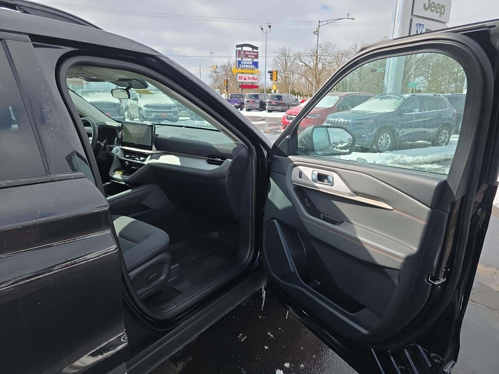 2025 Ford Explorer Active AWD